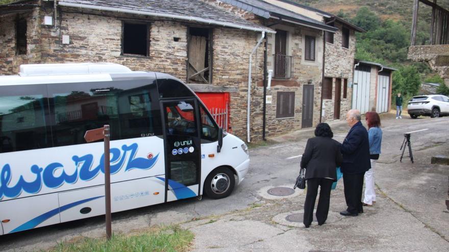 Los camiones cargados de pinos terminan de reventar la carretera de Rihonor