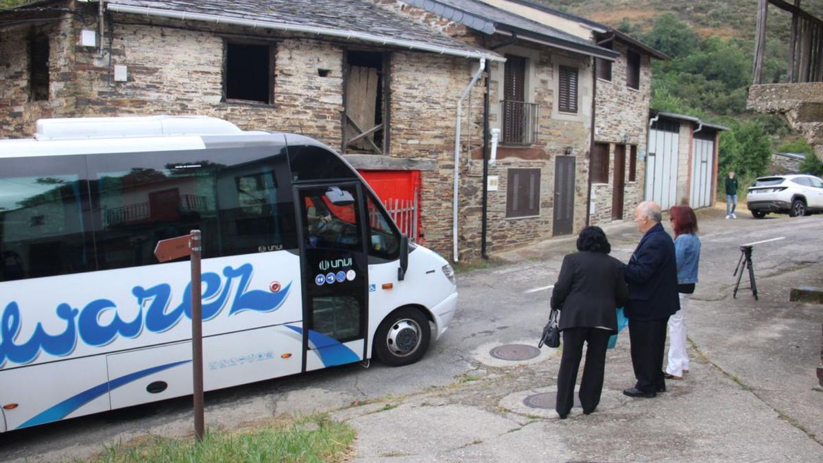 Varias personas esperan para montar en el autobús que pasa por Rihonor | ARACELI SAAVEDRA