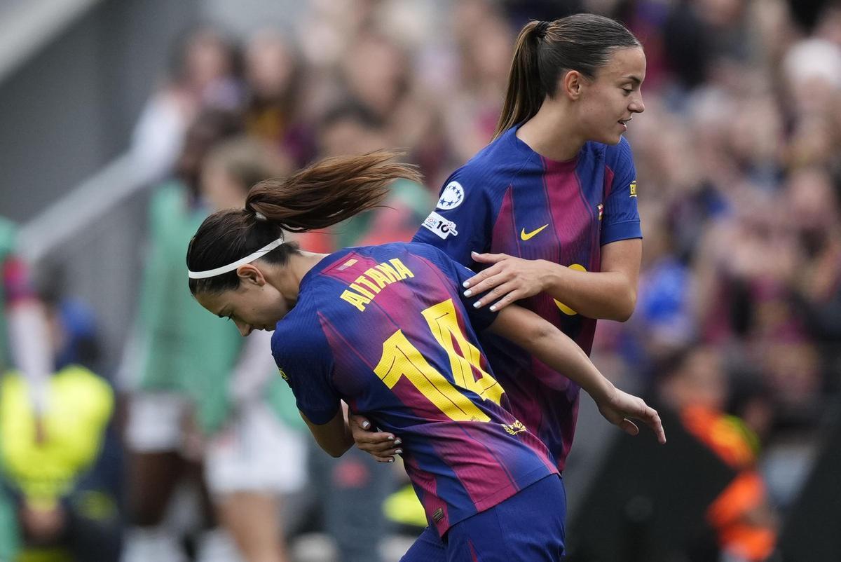 Aitana Bonmatí, entrando en el terreno del Camp Nou por Clara Serrajordi.