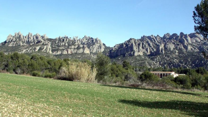 El Bruc, amb les muntanyes de Montserrat de fons.