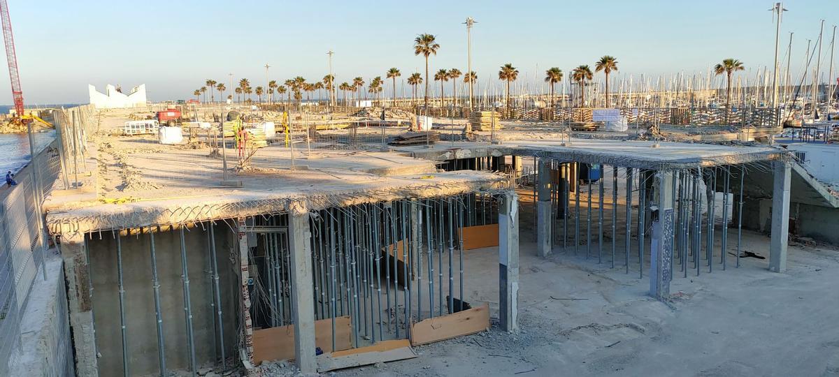 Obras de gran calado en el Port Olímpic para abrir un paso hacia la playa a través del muelle de Gregal, que acogerá nuevos restaurantes