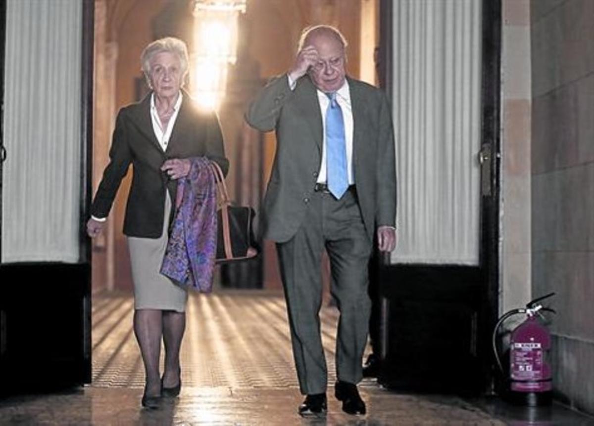 Marta Ferrusola y Jordi Pujol, al salir ayer del Parlament tras declarar ante la comisión de investigación.
