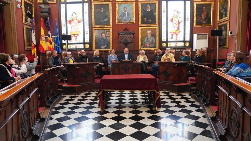 Visita de dos asociaciones de personas mayores al Ayuntamiento de Palma.