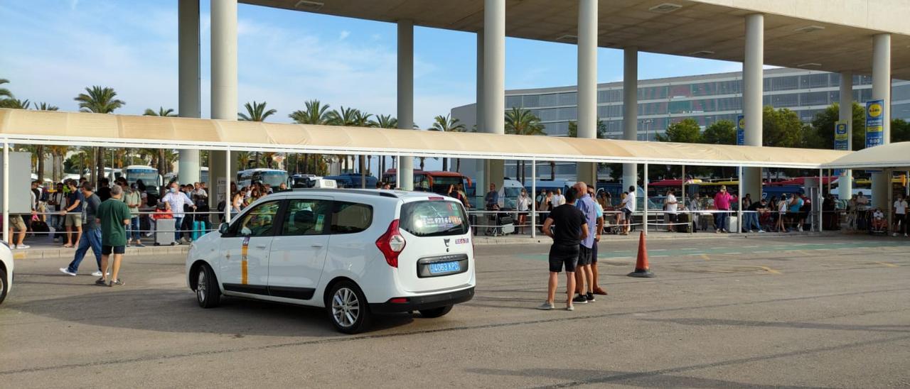 La cola de pasajeros durante el parón de los taxistas esta tarde en Son Sant Joan