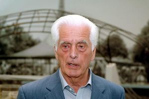 Frei Otto, guanyador del Premi Pritzker 2015, davant l’Estadi Olímpic de Munic.
