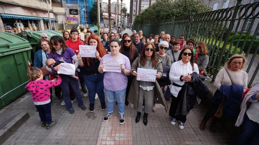 Concentración de ayer ante el Punto de Encontro Familiar.   | // G. SANTOS