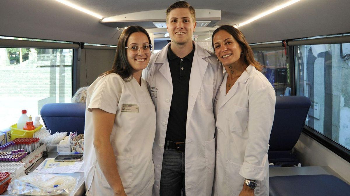 José Vicente Pascual junto a dos enfermeras en el punto móvil instalado en Lalín.