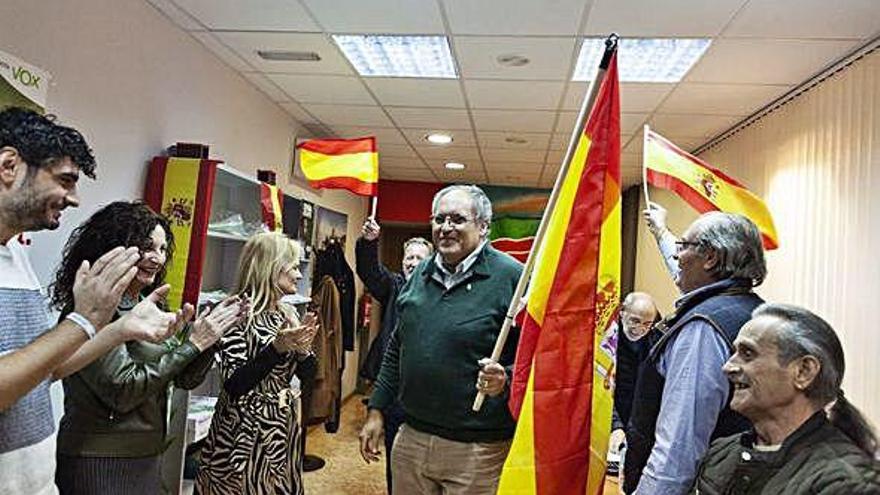 Pedro Requejo, en el centro, celebra los resultados de Vox en Zamora.