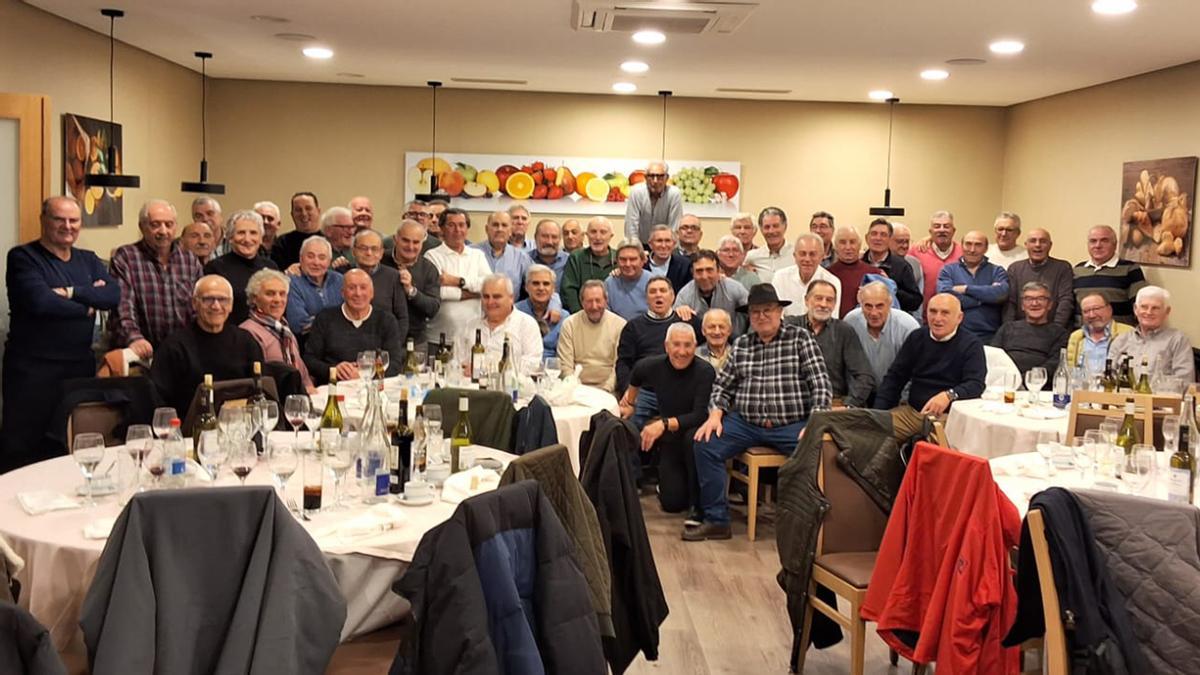 Reunión de antiguos jugadores de futbol de barrios en el hotel Coia.