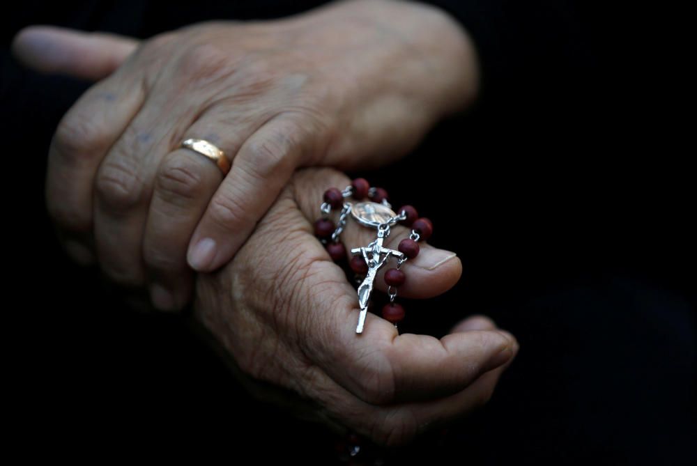 Una anciana iraquí cristiana sujeta su rosario en una misa en la Iglesia Ortodoza de Mart Shmoni en Erbil, Irak.