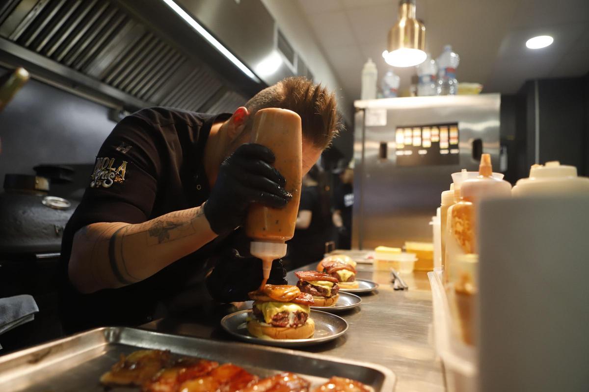 EN IMÁGENES | Nola Smoke competirá en el Campeonato de España de Hamburguesas con su propuesta Emmy Smoke
