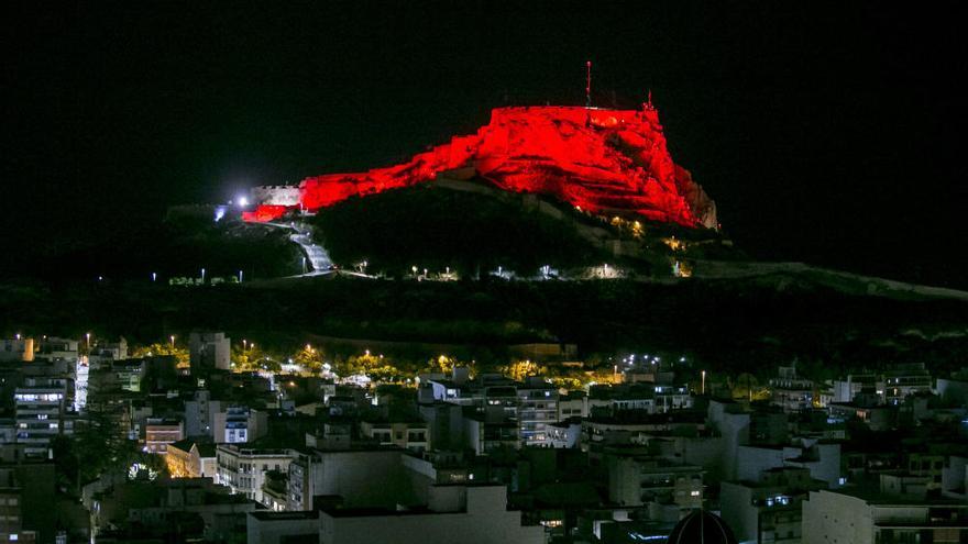 El Castillo de Santa Bárbara iluminado de rojo para conmemorar el Día Mundial de la Lucha contra el Sida que se celebra el 1 de diciembre