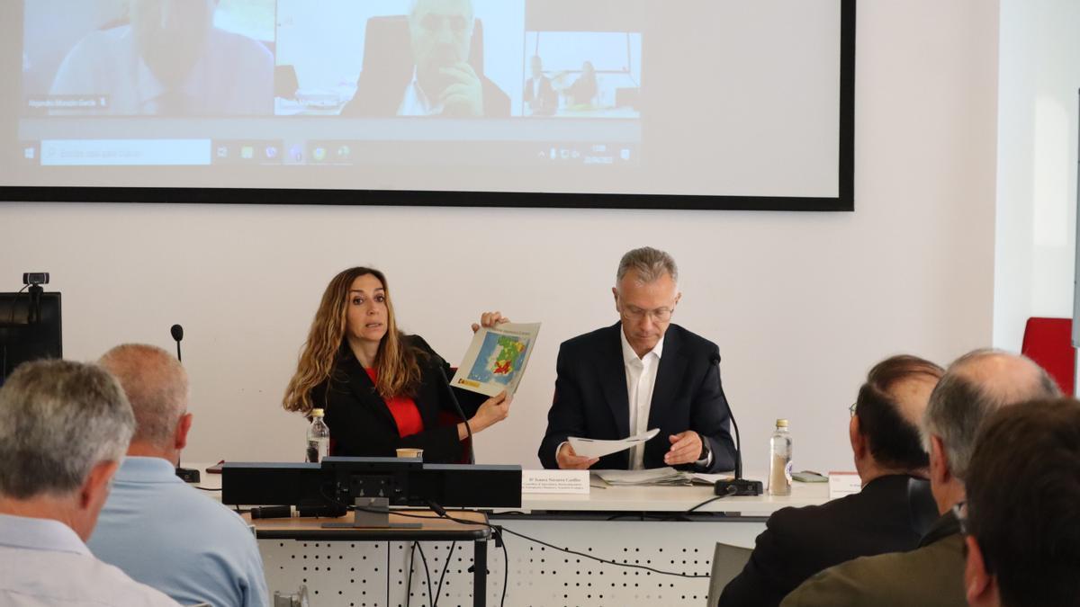 La consellera Isaura Navarro con el secretario autonómico Roger Llanes durante la Mesa Valenciana de la Sequía.