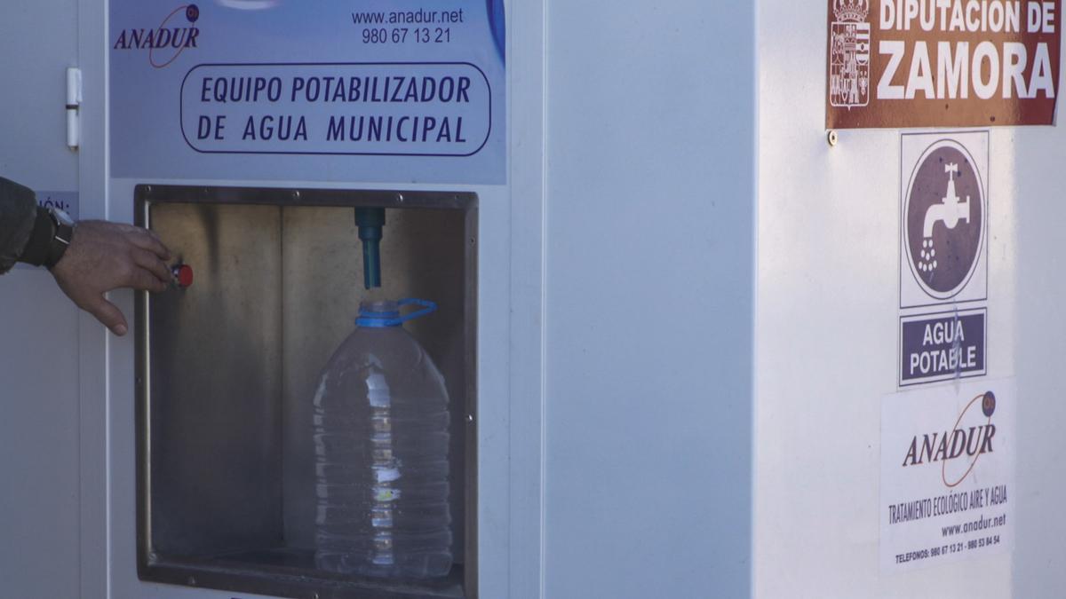 Maquina potabilizadora de agua colocada tras el ayuntamiento de Santovenia para dar servicio de agua potable a la población debido al alto porcentaje de nitratos.