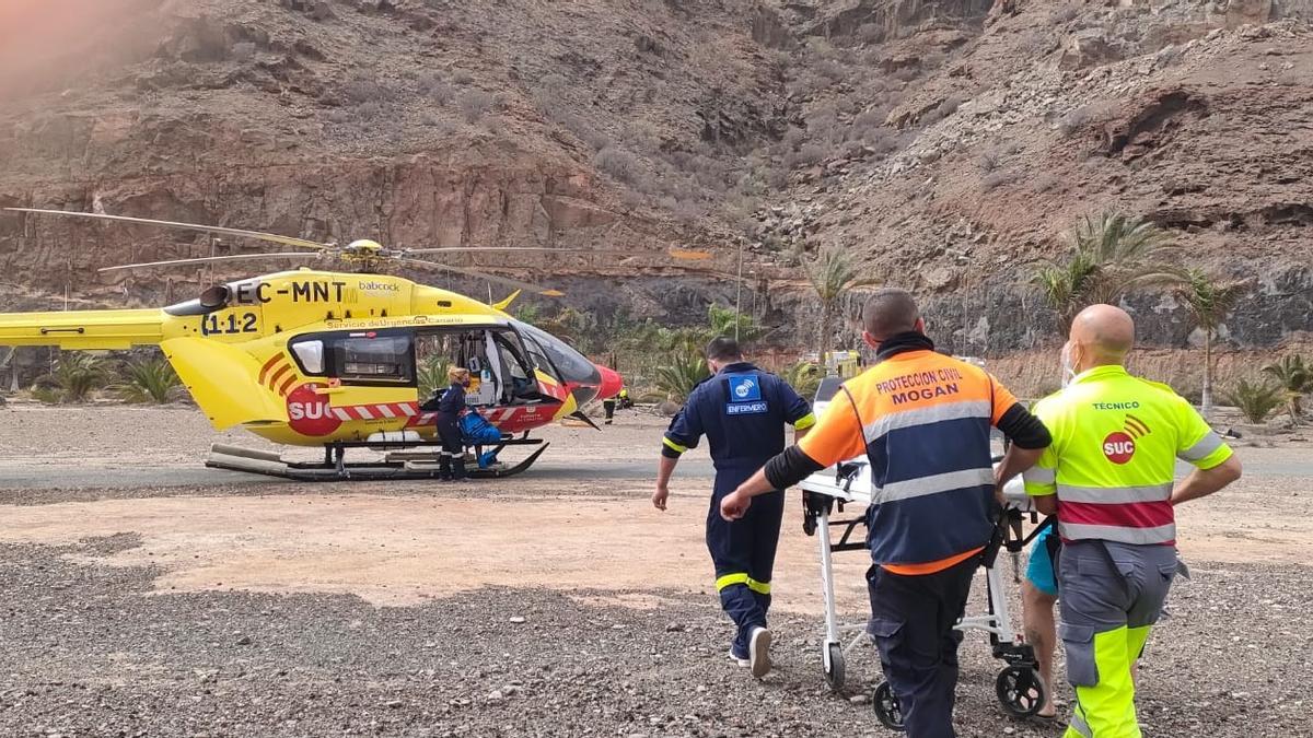 Los sanitarios durante el traslado del menor.