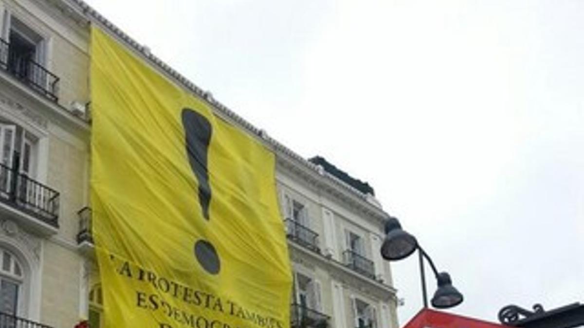 La pancarta desplegada por Greenpeace en la Puerta del Sol.