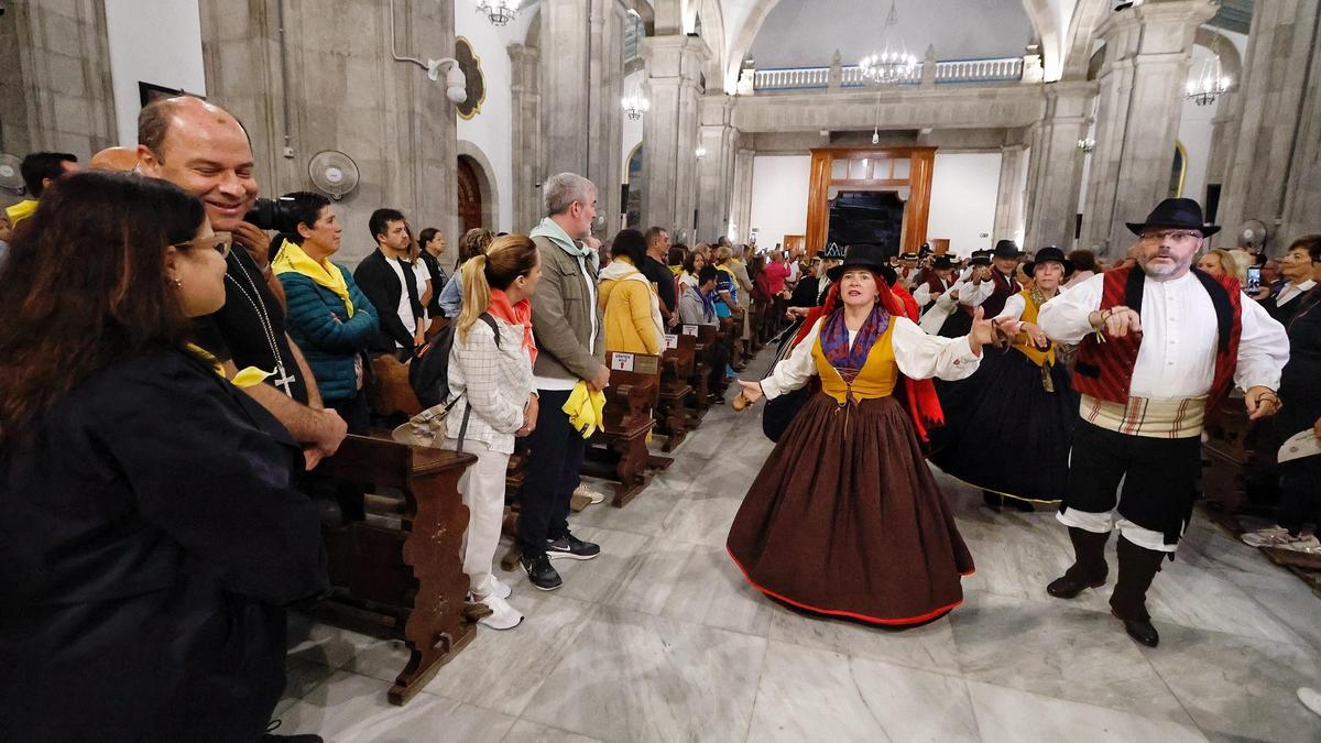 La Virgen de Candelaria abandona la Basílica para poner rumbo a Santa Cruz de Tenerife