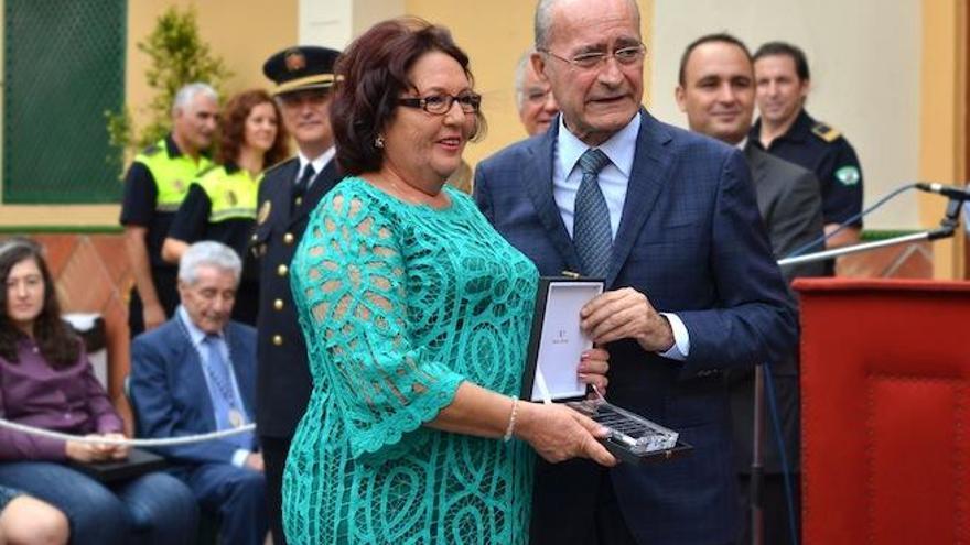 El alcalde entrega una placa a Ana María Campos, una de las mujeres de la primera promoción de la Policía Local.