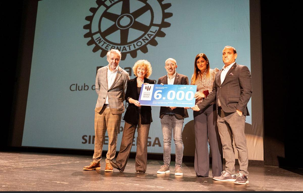 La presidenta de la Fundació Montepio, Olga Sánchez, recull el taló del Premi Simeó Selga acompanyada per l'alcalde Marc Aloy i responsables del Rotary Club Manresa-Bages