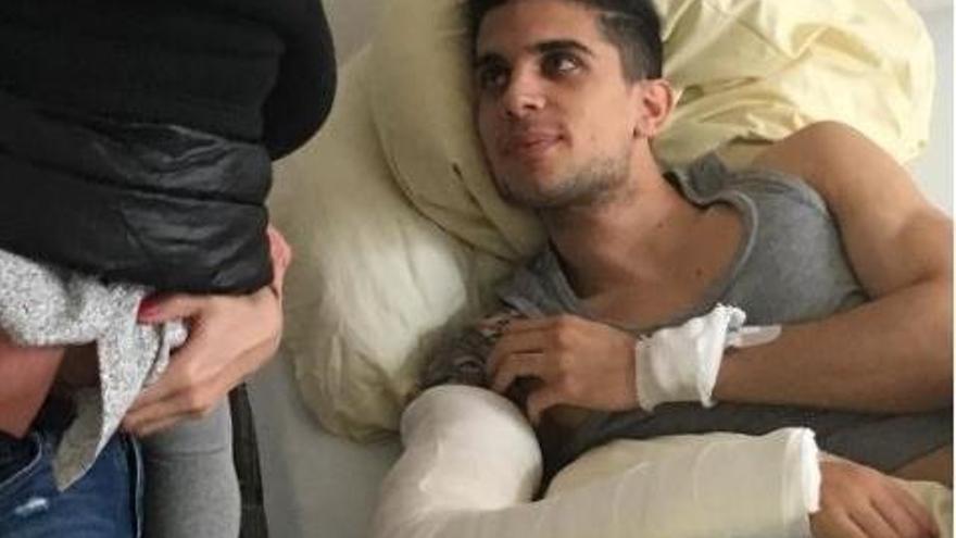 Marc Bartra, con el brazo escayolado en el hospital.