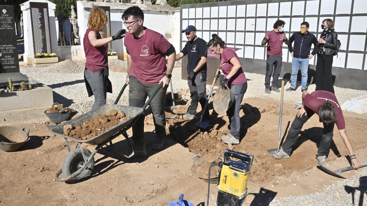La concejala Verònica Ruiz y el edil Ignasi Garcia han asistido este lunes al comienzo de las exhumaciones.