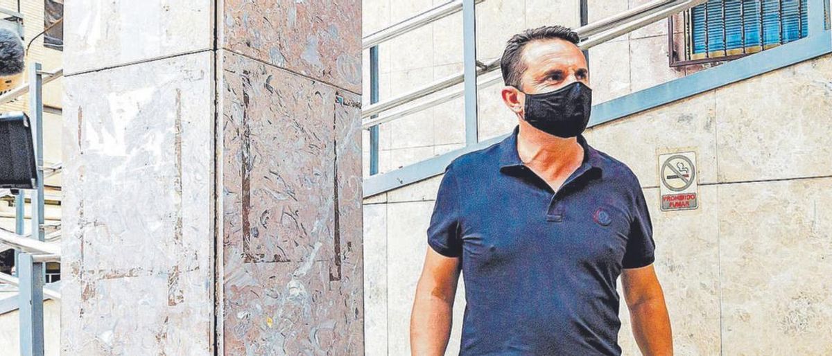 Demanen inhabilitar 12 anys l’alcalde d’una localitat d’Alacant per colar-se a la vacunació Demanen inhabilitar 12 anys l’alcalde d’una localitat d’Alacant per colar-se a la vacunació
