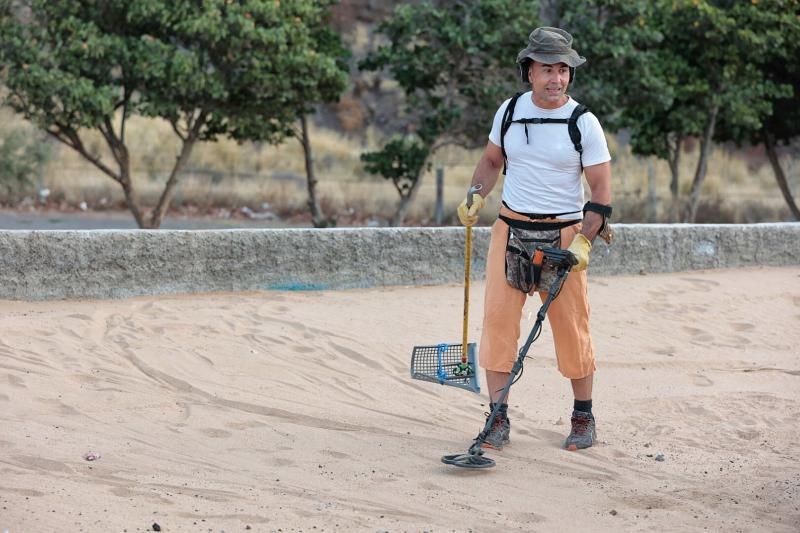 Julio César disfruta de sus vacaciones buscando metales entre la arena de Las Teresitas por segundo año consecutivo