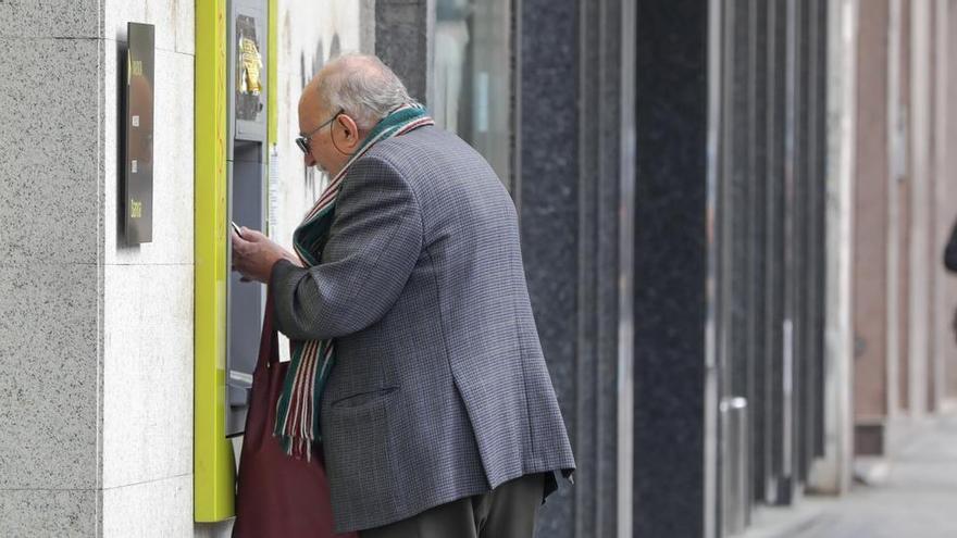 Cierre de sucursales: Los mayores de Son Carrió claman por tener atención bancaria presencial