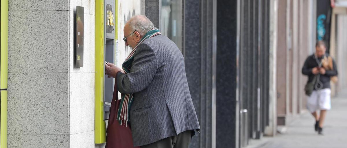 Els bancs que segueixen amb llibreta d’estalvis per a la gent gran