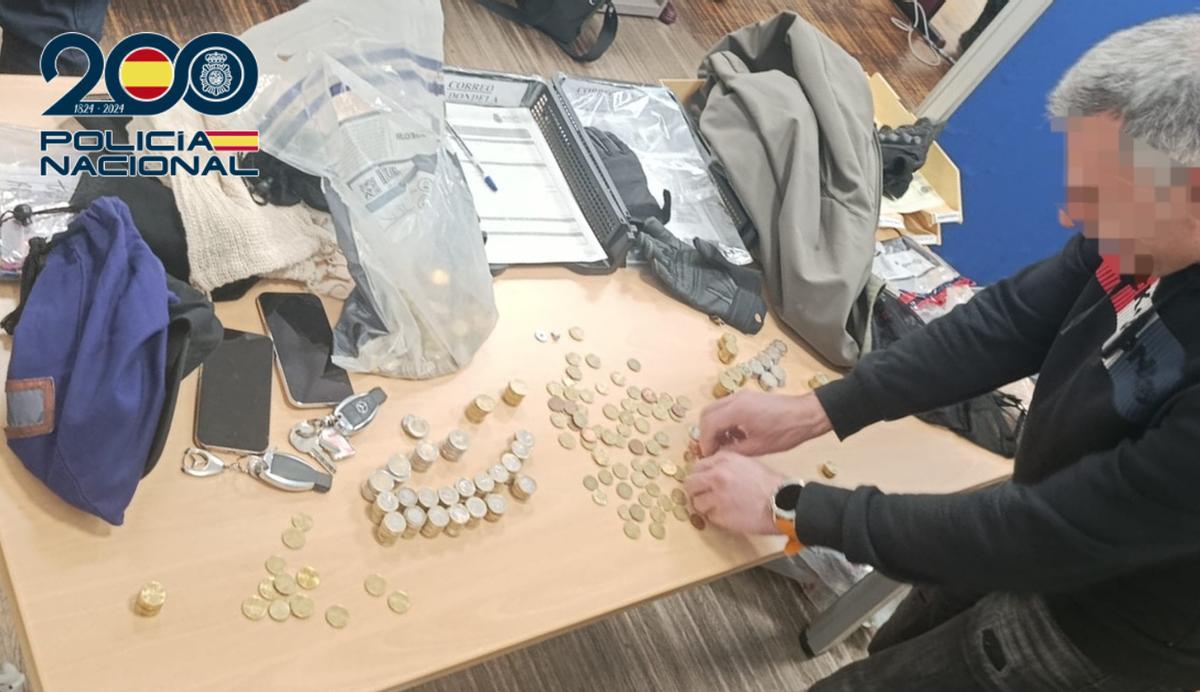 Monedas recuperadas por la Policía Nacional en Vigo.