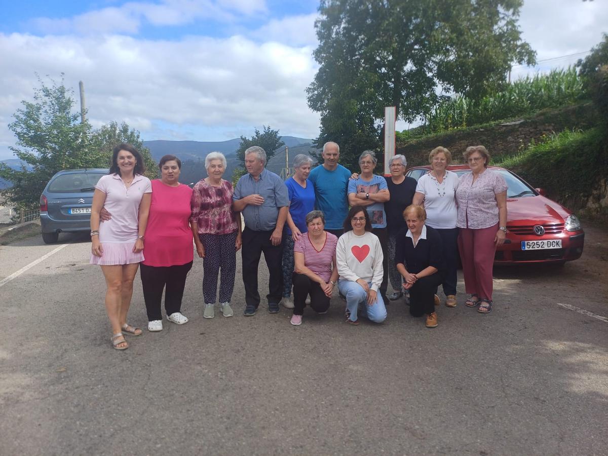 Participantes en los talleres en el pueblo de Bustiello.