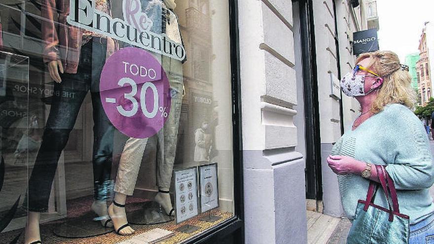 Una mujer observa el escaparate de una tienda, ayer en la capital tinerfeña.