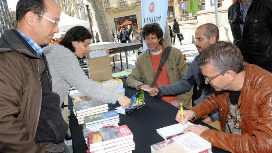 Signatura de llibres a la parada de l&#039;entitat per Sant Jordi