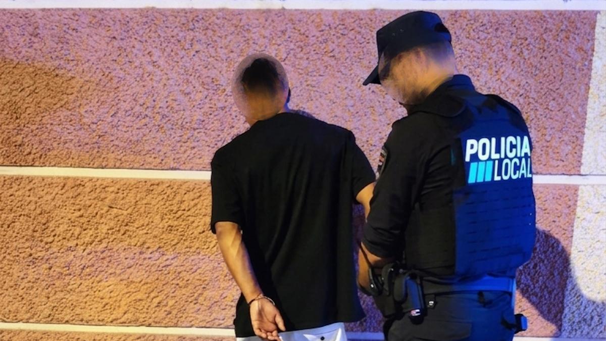 Un policía local detiene al requirente por quebrantar una orden de alejamiento en Palma e intentar engañarles.