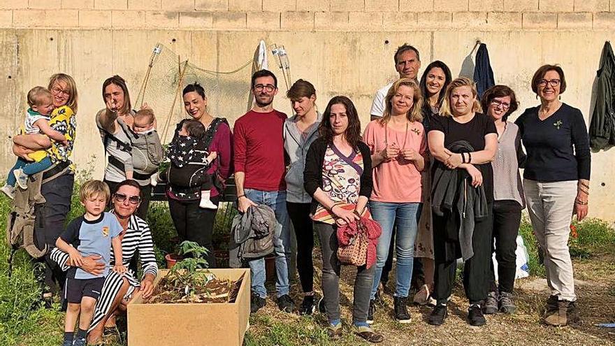 Algunos de los vecinos que montaron un huerto la pasada primavera hasta verano en el foso del Baluard.