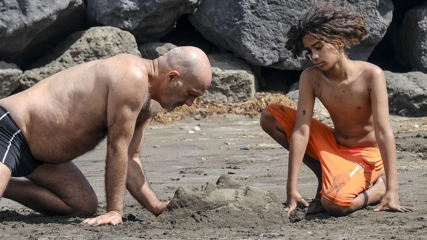 Rostros y memorias: el arte de crear esculturas de arena junto al mar, entre abuelo y nieto