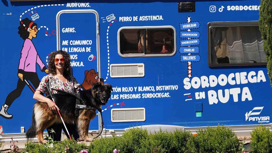 Sara Crespo, junto a la caravana &quot;sordociega en ruta&quot;