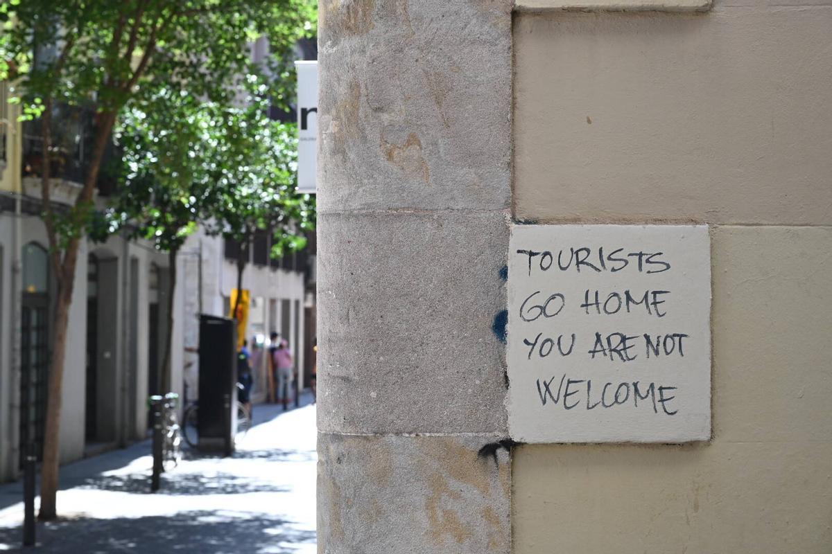 Pintadas contra los turistas en Gràcia el día de inicio de la fiesta mayor 2023