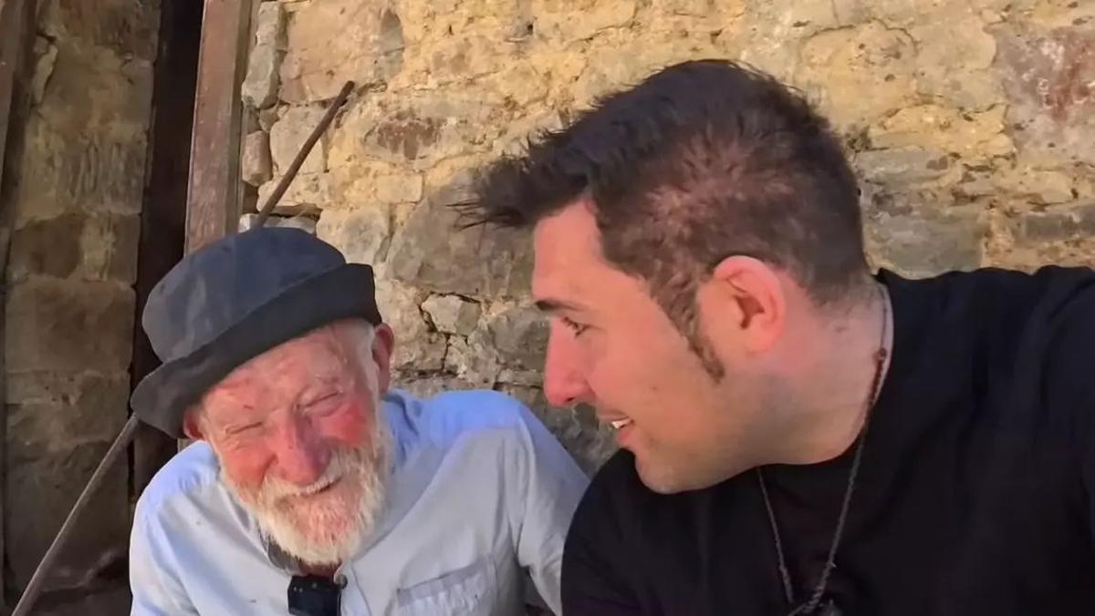 Federico y Álvaro charlando en una aldea en mitad de las montañas de Asturias.