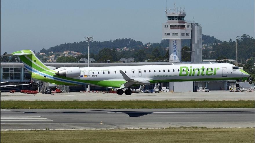 Un avión de Binter despegando en Peinador.