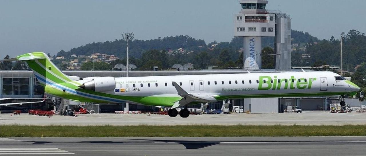 Un avión de Binter despegando en Peinador.