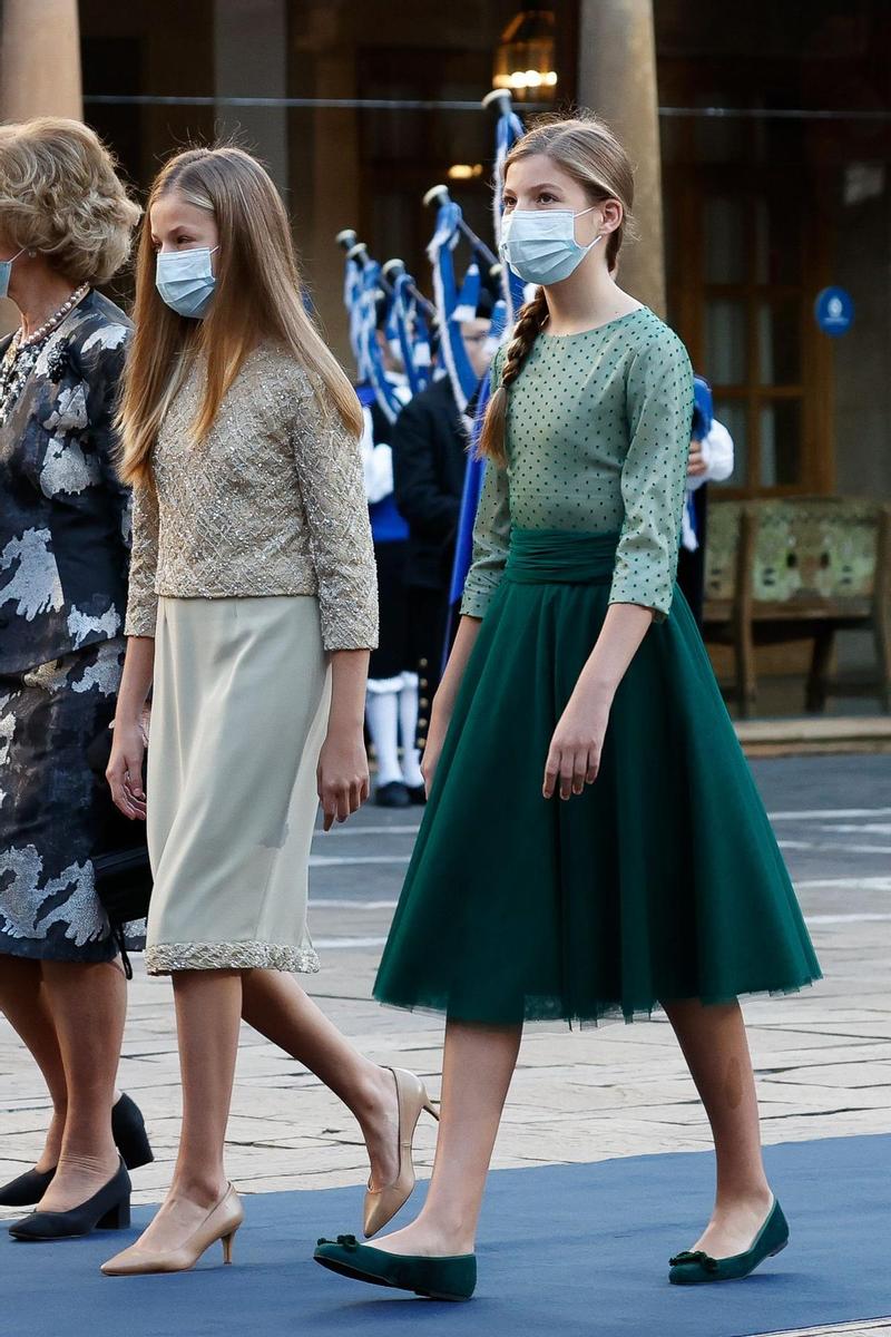 La princesa Leonor y la infanta Sofía llegando a los Premios Princesa de Asturias 2020