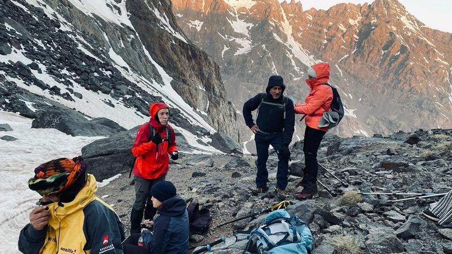 Imagen de los integrantes de la expedición en un descanso durante el ascenso al Tubqal.