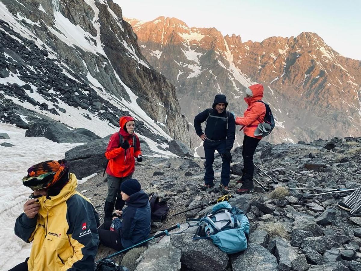 Imagen de los integrantes de la expedición en un descanso durante el ascenso al Tubqal.