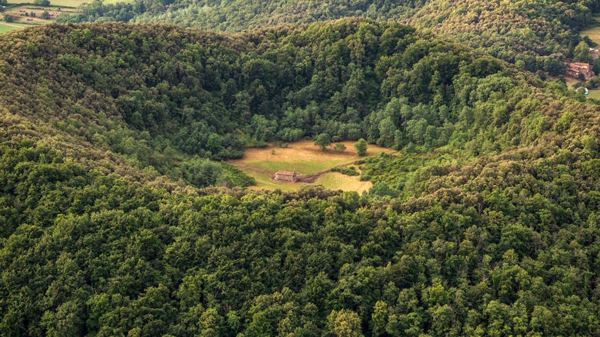 Un volcán con sorpresa en la Garrotxa: tiene una ermita dentro de su cráter