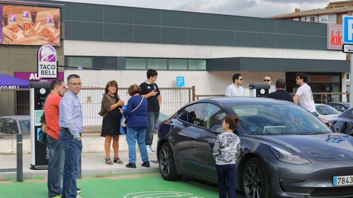 Un encuentro de propietarios de vehículos eléctricos en Zamora. | Alba Prieto