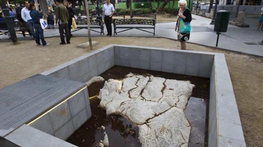 Estado del mapa-fuente de la plaza Calvo Sotelo en una imagen tomada ayer .