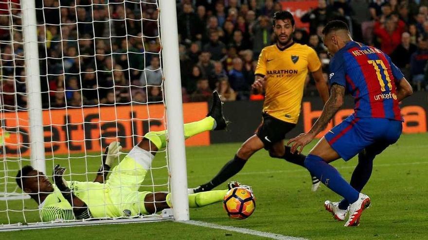 Kameni saca desde el suelo un balón que se colaba en su portería, ante la mirada de Neymar y de Mikel.