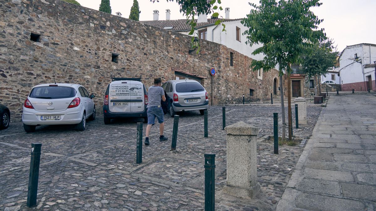 Aparcamientos en la calle de Fuente Concejo.