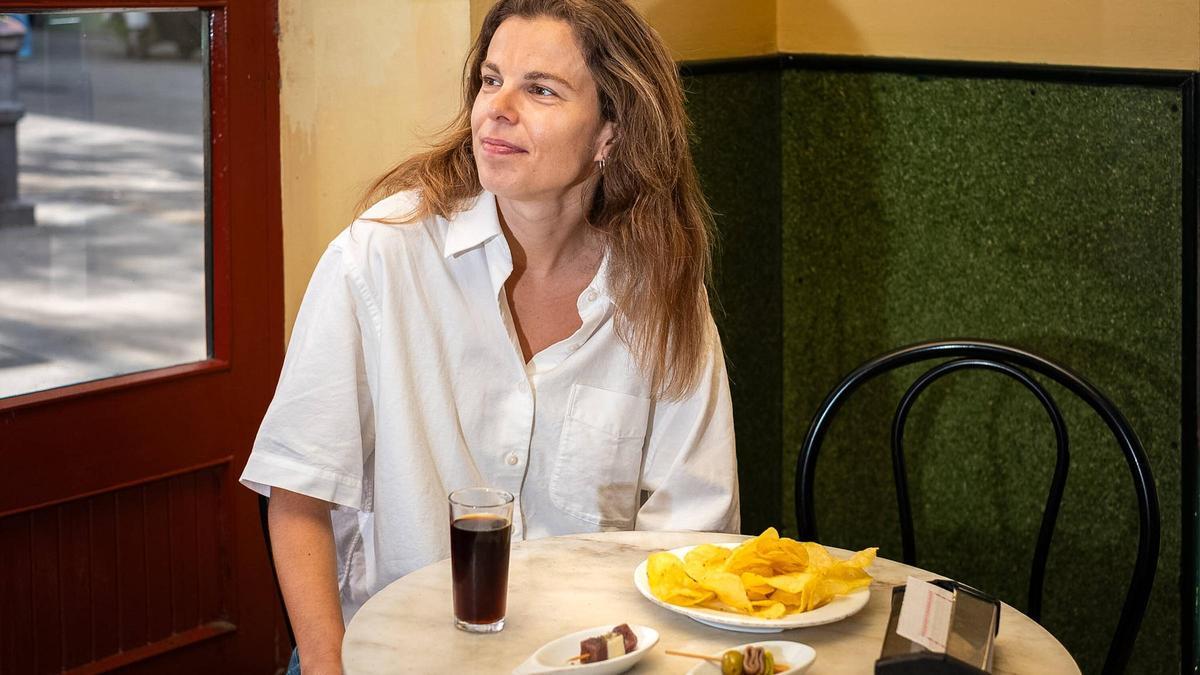 La 'influencer' gastronómica Núria Domènech posa en una mesa de La Vermutería del Tano.